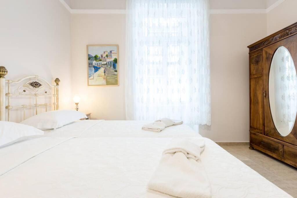 Neoclassical Apartment With 2 Bedrooms In Pireus Zewnętrze zdjęcie