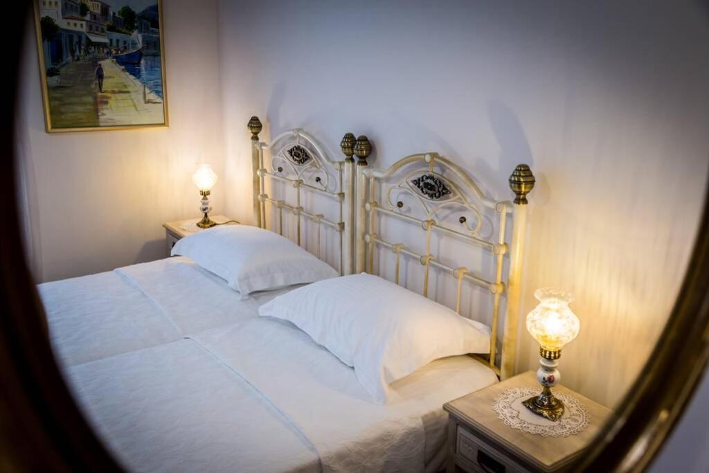 Neoclassical Apartment With 2 Bedrooms In Pireus Zewnętrze zdjęcie