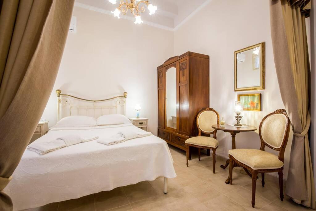 Neoclassical Apartment With 2 Bedrooms In Pireus Zewnętrze zdjęcie
