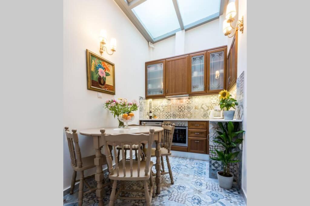 Neoclassical Apartment With 2 Bedrooms In Pireus Zewnętrze zdjęcie