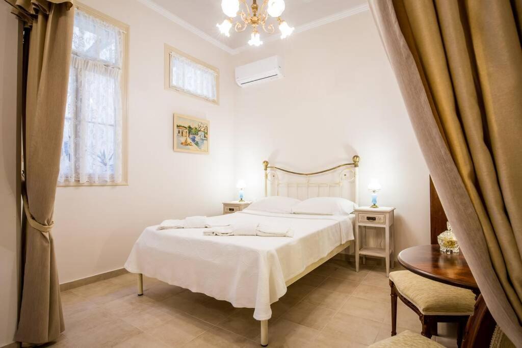 Neoclassical Apartment With 2 Bedrooms In Pireus Zewnętrze zdjęcie