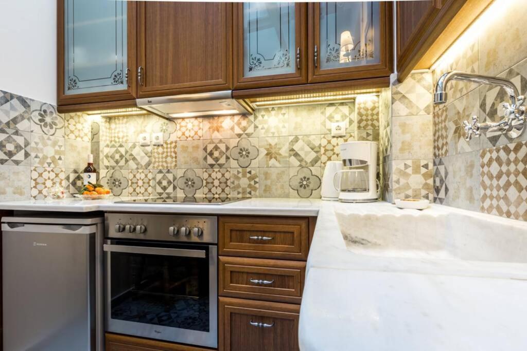 Neoclassical Apartment With 2 Bedrooms In Pireus Zewnętrze zdjęcie