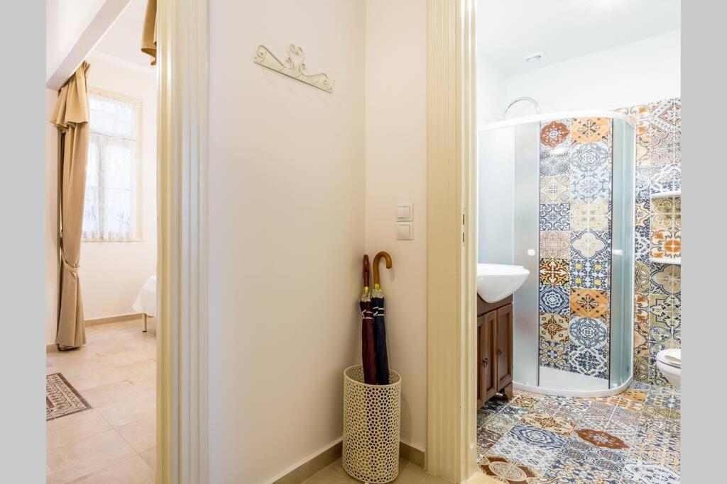 Neoclassical Apartment With 2 Bedrooms In Pireus Zewnętrze zdjęcie