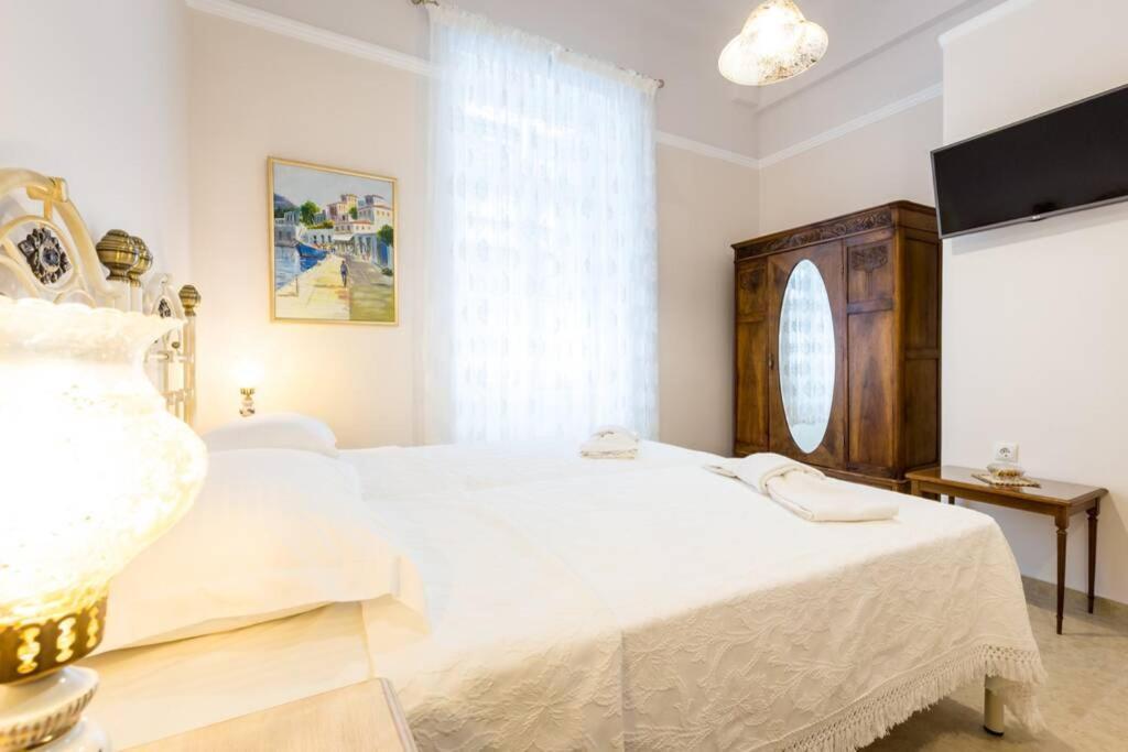 Neoclassical Apartment With 2 Bedrooms In Pireus Zewnętrze zdjęcie