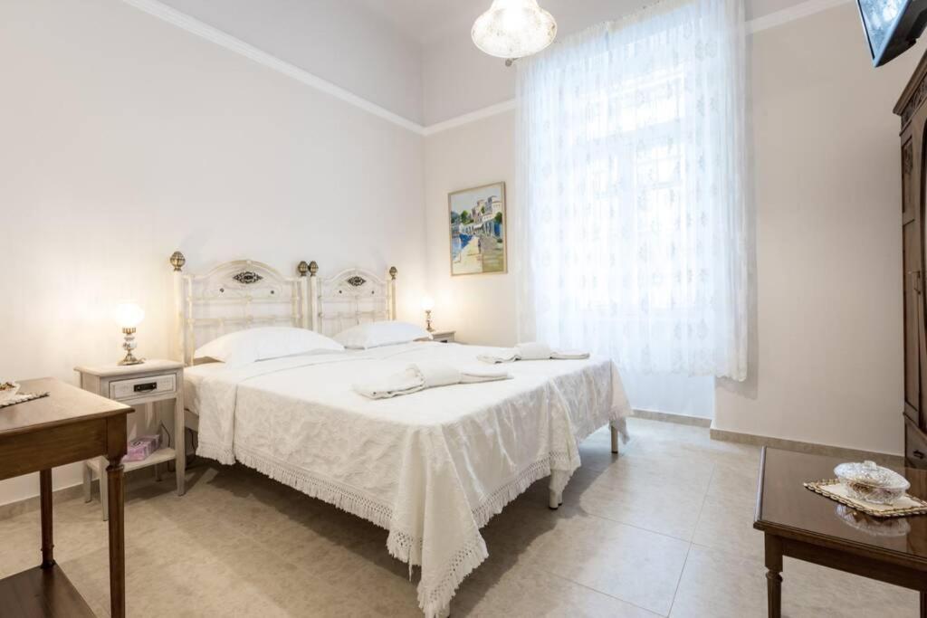 Neoclassical Apartment With 2 Bedrooms In Pireus Zewnętrze zdjęcie