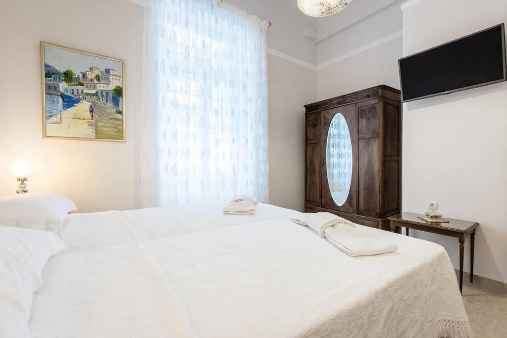 Neoclassical Apartment With 2 Bedrooms In Pireus Zewnętrze zdjęcie