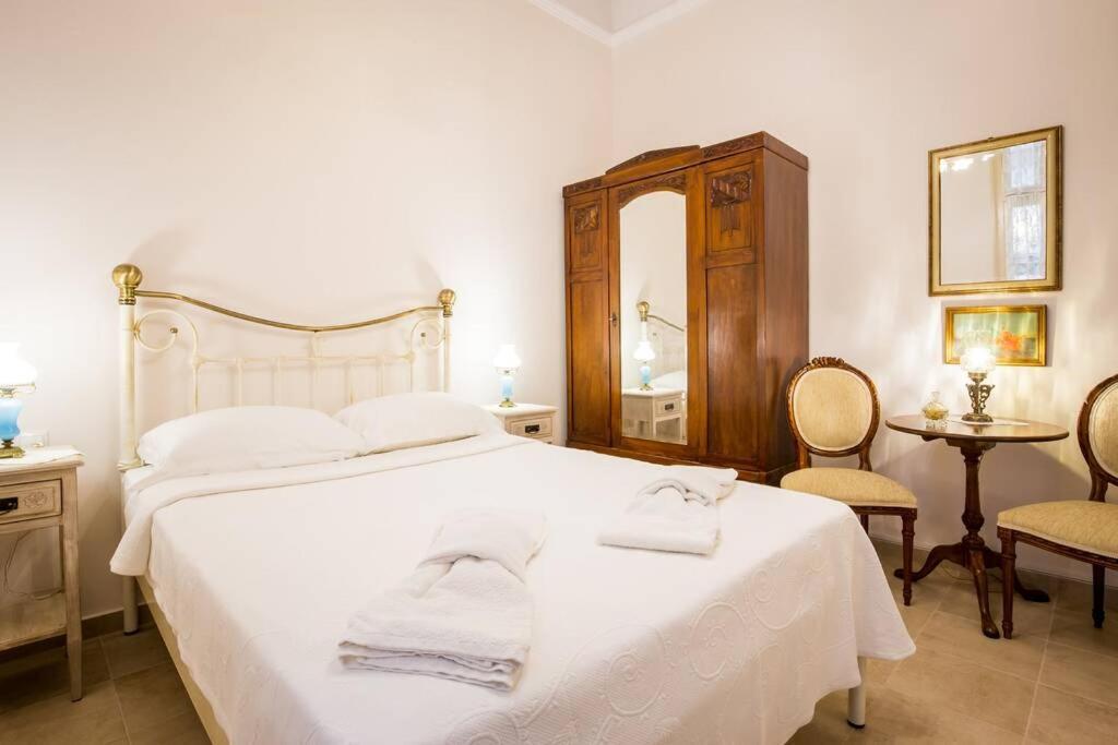 Neoclassical Apartment With 2 Bedrooms In Pireus Zewnętrze zdjęcie