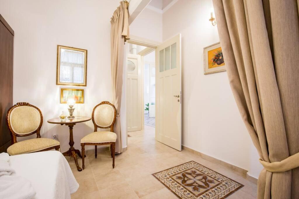Neoclassical Apartment With 2 Bedrooms In Pireus Zewnętrze zdjęcie