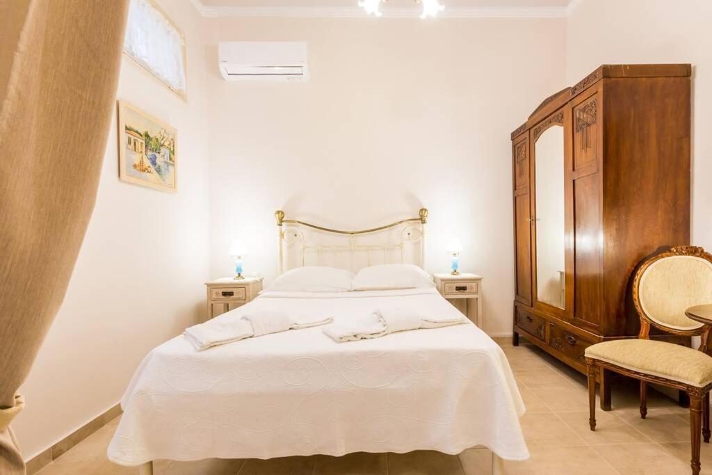 Neoclassical Apartment With 2 Bedrooms In Pireus Zewnętrze zdjęcie